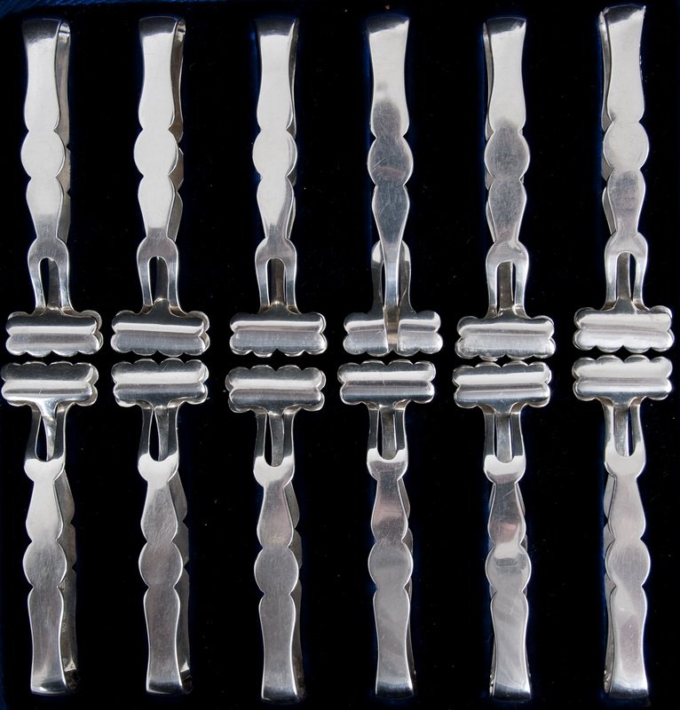 EDWARDIAN SILVER ASPARAGUS TONG SET: Elkington & Co., Birmingham comprising of twelve tongs in a fitted case 10 total troy ounces