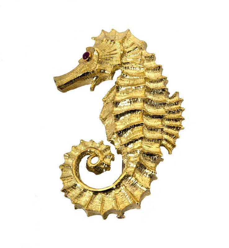 DAVID WEBB: 18 KARAT GOLD SEA HORSE BROOCH (1 of 4)
