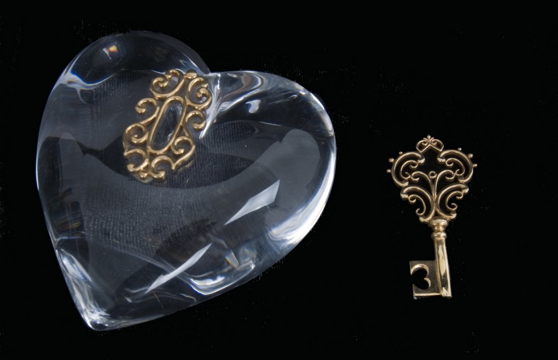 STEUBEN 18K GOLD & CRYSTAL "HEART & KEY" PAPERWEIGHT (1 of 3)