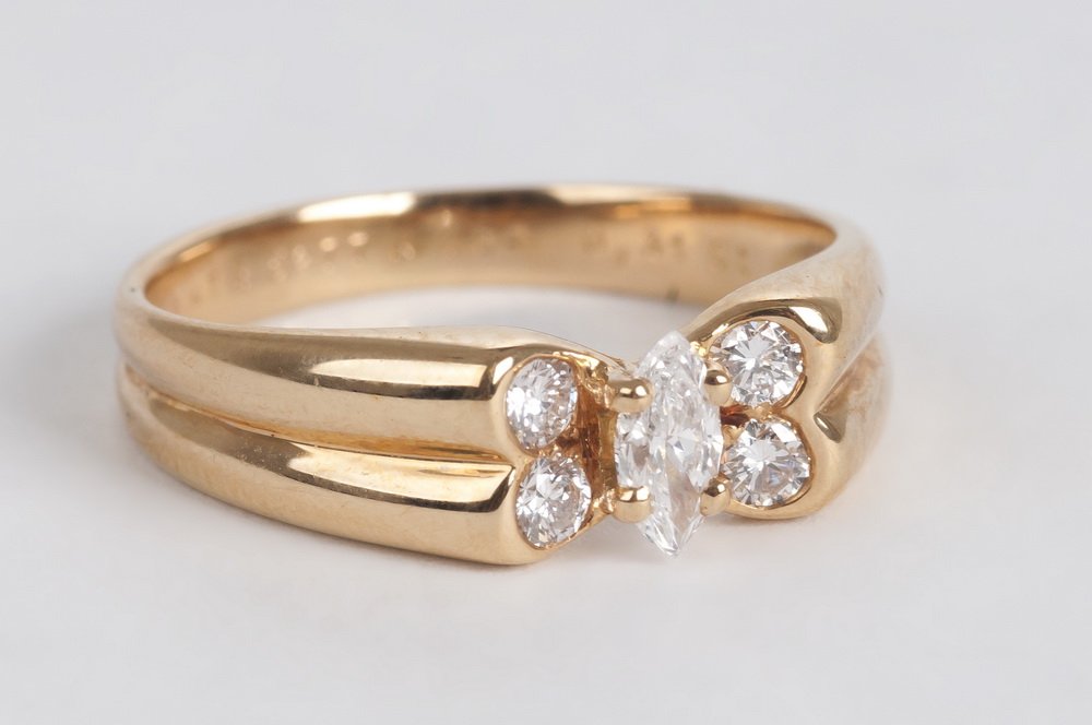 VAN CLEEF & ARPELS 18K YELLOW GOLD & DIAMOND RING (1 of 7)