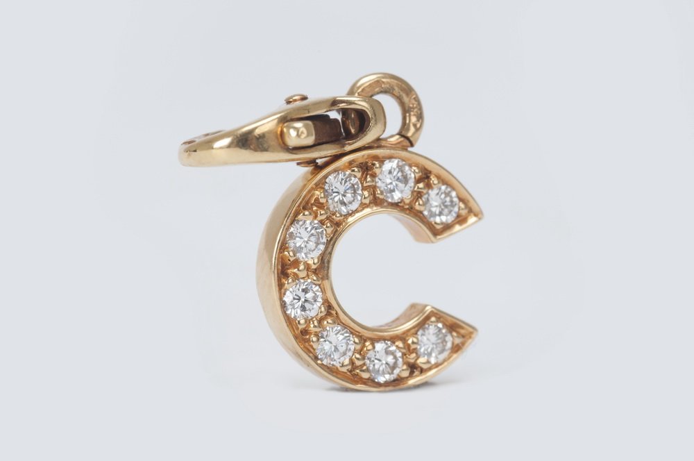 CHANEL 18 KARAT GOLD & DIAMOND PENDANT (1 of 6)
