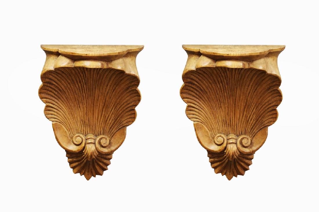 PAIR OF CARVED WOOD SHELL-FORM WALL BRACKETS (1 of 5)