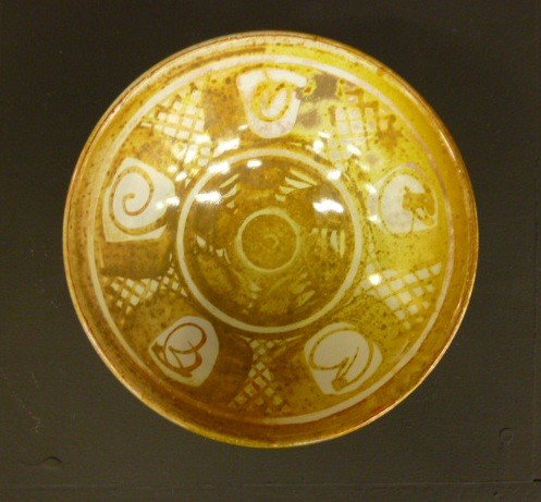 Alan Caiger-Smith: A small bowl with painted abstract design under a lustrous tin glaze. Painted monogram, D.130mm