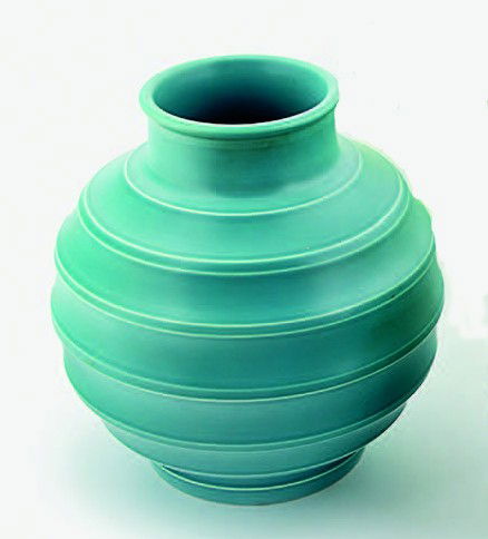 Keith Murray for Wedgwood: Large spherical lathe turned vase in matt blue. Printed KM mark, H. 240mm