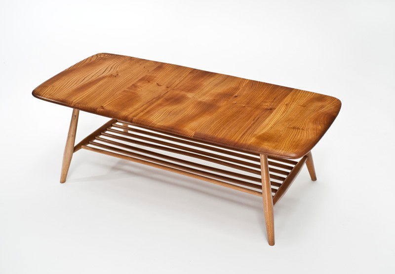 Lucian Ercolani: English 1960's coffee table in elm with beech base. Manufactured by Ercol and with original blue Ercol label. L.104cm D.45cm H.36cm
