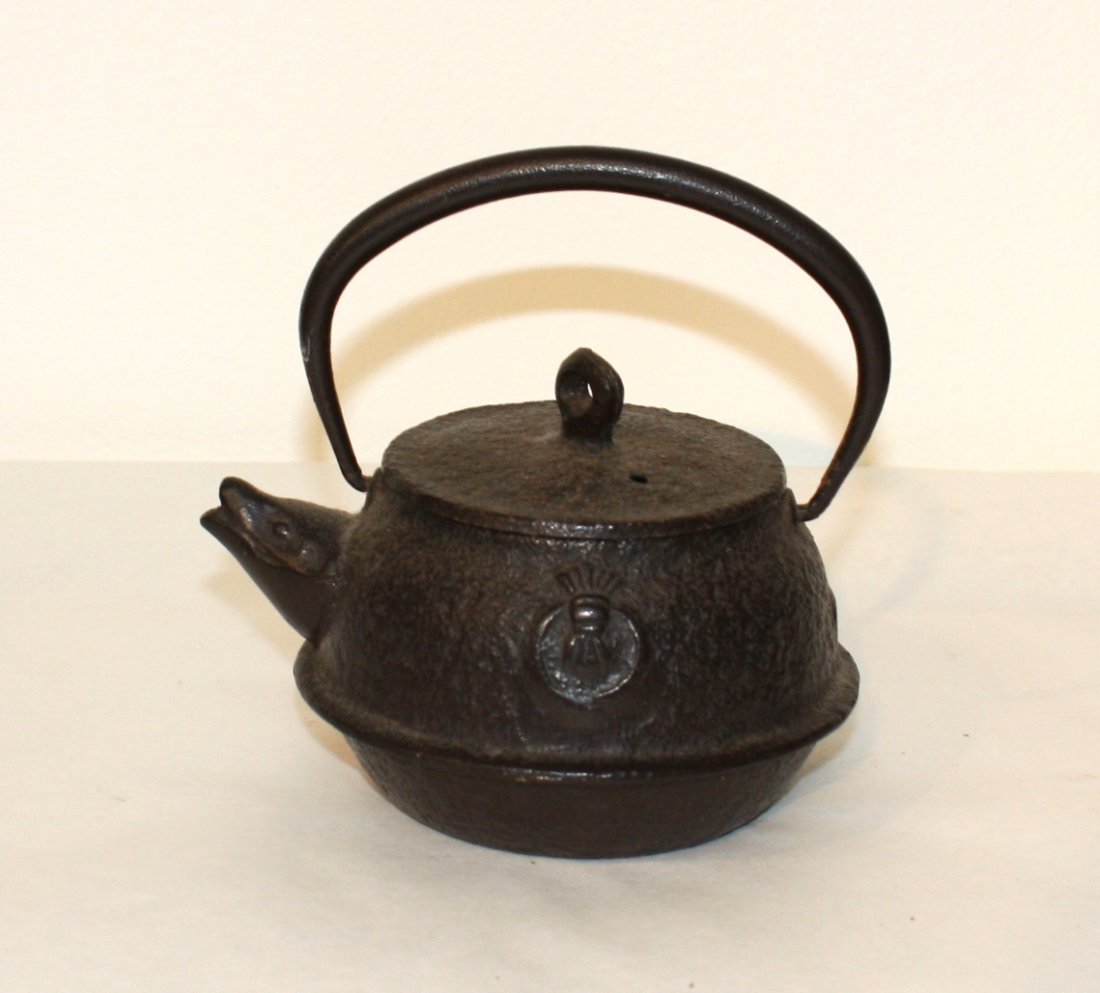 Small Japanese cast iron kettle (tetsubin): Meiji period (1868 – 1911)