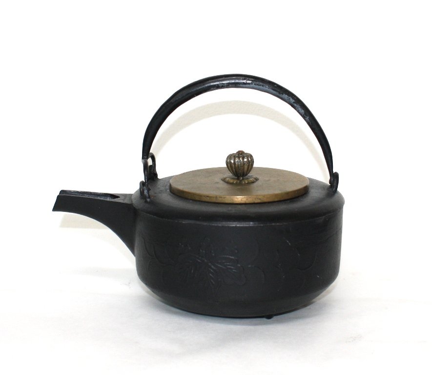 Japanese cast iron sake kettle (tetsubin): Meiji period (1868 – 1911)