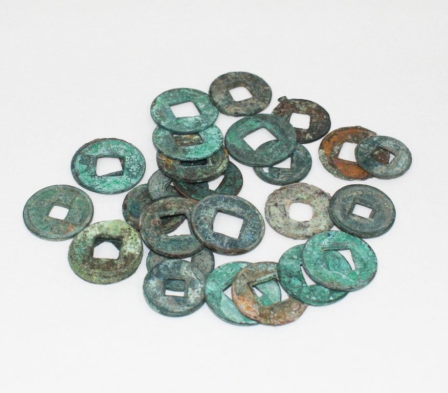 Group of twenty six ancient Chinese coins: possibly Han to Song dynasty