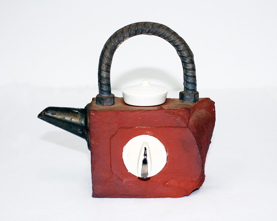 Peter Lange: Porcelain teapot,modelled as a brick oven with sink-plug lid. L. 180mm