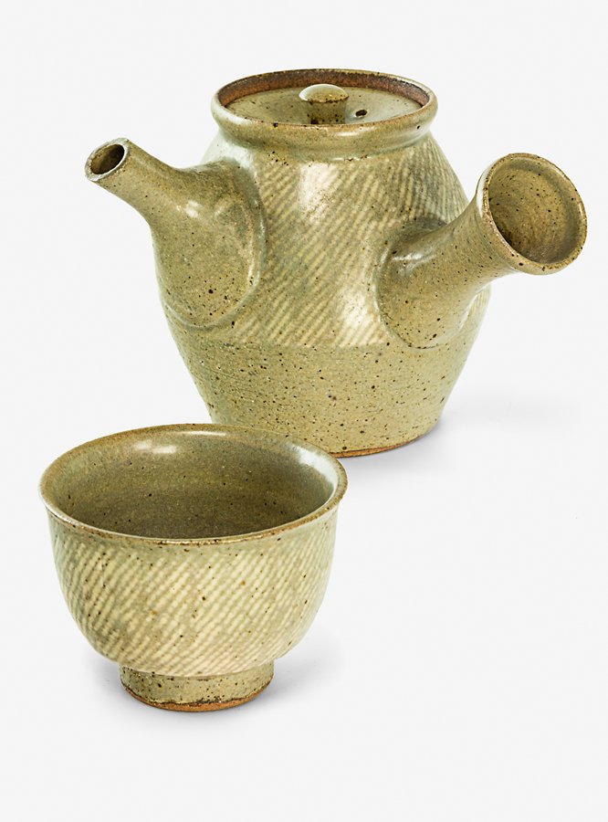 Tatsuzo Shimaoka : Stoneware lidded teapot and chawan (teabowl), rope and slip inlaid decoration, the teapot with a side-mounted handle. H. 125mm max Provenance: Gary Winther Collection