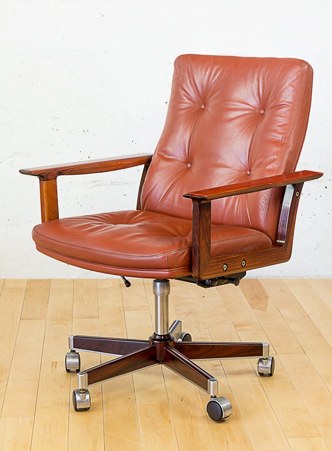 Arne Vodder for Sibast Mobler: Executive desk chair, model 445 in rosewood and aluminium with brown leather upholstery. Maker's label affixed