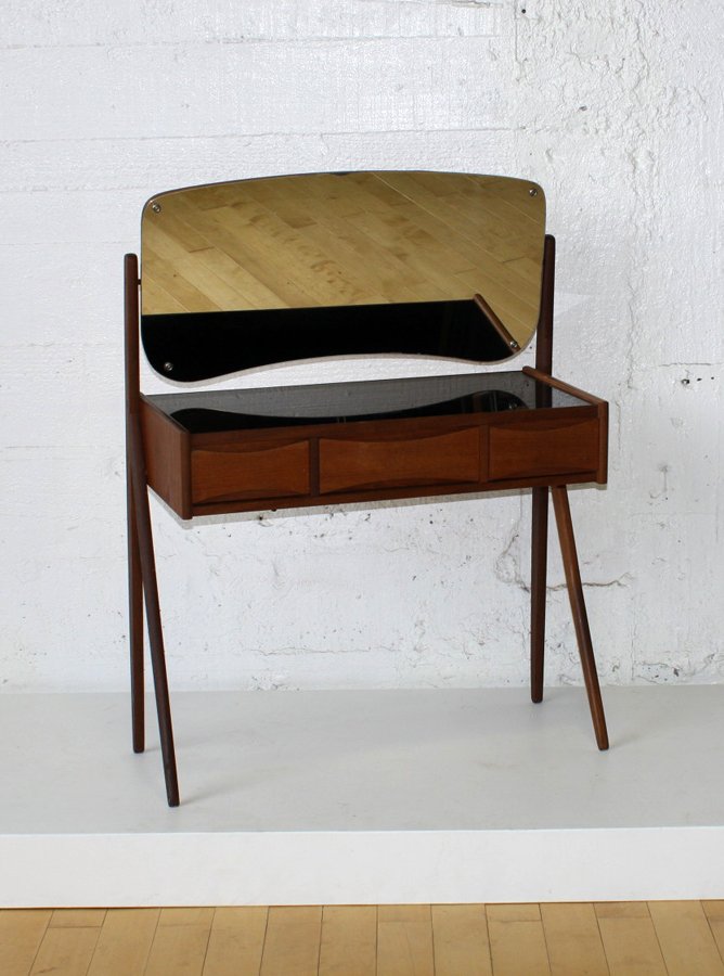 Arne Vodder: Teak dressing table, with three drawers and glass vitrolite top raised on splayed legs. H. 1030mm x W.765mm x D.360mm