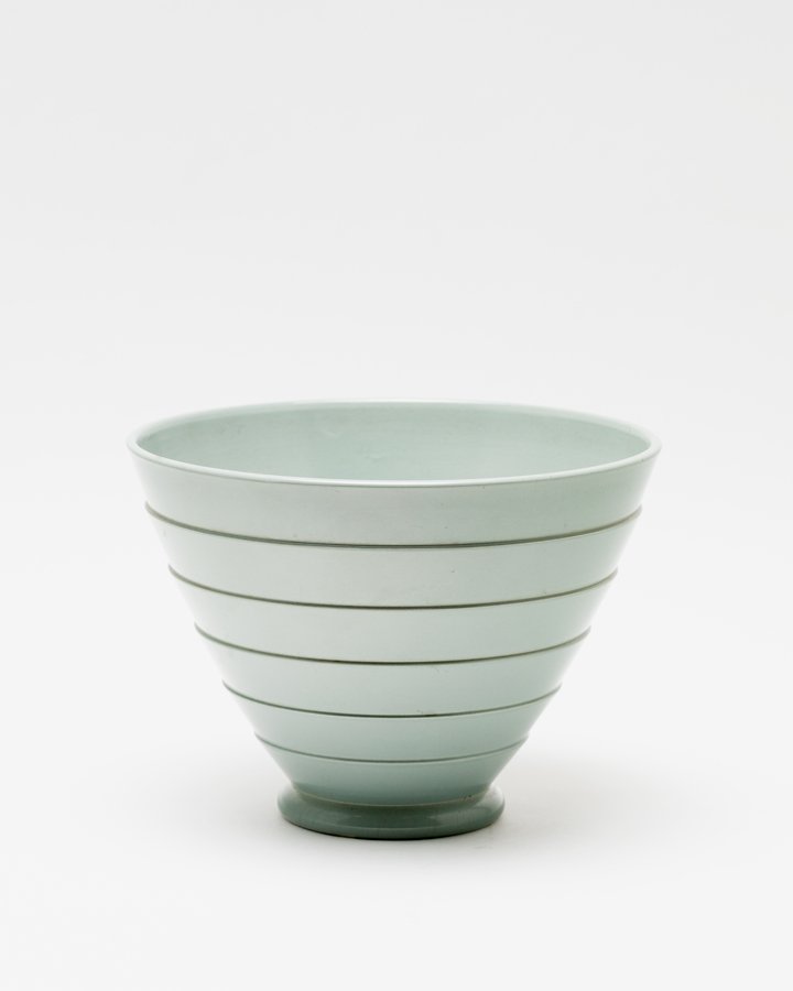 Keith Murray for Wedgwood: Rare Herron grey bowl, shape 3753 with concentric ribbed bands, factory mark to base. D. 250mm