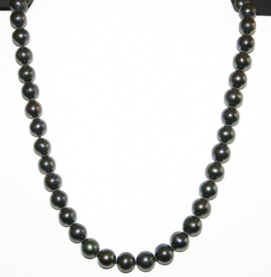 Tahitian peacock colored beaded pearl necklace. 9: Tahitian peacock colored beaded pearl necklace. 9mm.