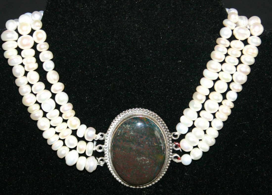 Three-stranded south sea pearl choker necklace wit: Three-stranded south sea pearl choker necklace with stone pendant.