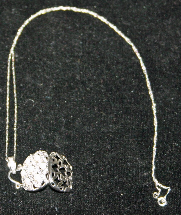 14k White Gold & Diamonds & Pearls Locket pendant w/: 14k White Gold & Diamonds & Pearls Locket pendant w/ 14k Chain.