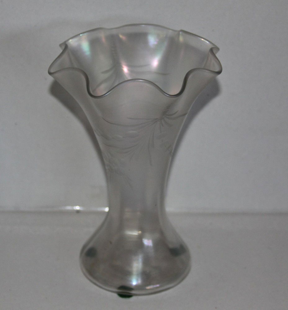 Steuben Verre de Soie Vase: Steuben Verre De Soie vase with Intaglio cut flowers measuring 7 1/2"tall. Good condition.