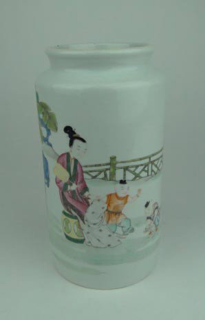 ANTIQUE KUTANI CYLINDRICAL VASE WITH PEOPLE: ANTIQUE KUTANI CYLINDRICAL VASE WITH PEOPLE Circa 1900 Approximately 9 Inches Tall Excellent Condition, SHIPPING U.S TO BE $40