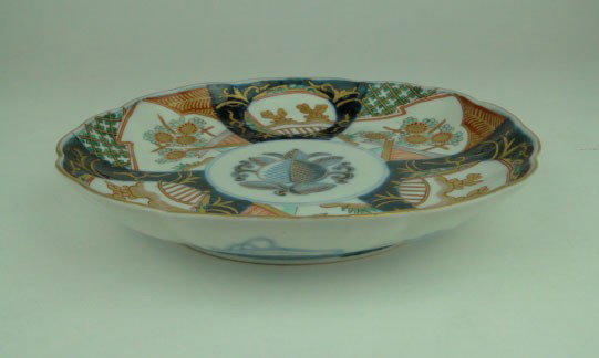 ANTIQUE IMARI SCALLOP BOWL: ANTIQUE IMARI SCALLOP BOWL Signed to Base Approximately 8 Inches in Diameter Excellent Condition, SHIPPING U.S. TO BE $35