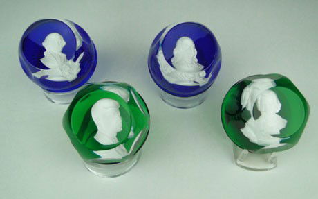 4 BACCARAT CRYSTAL SULFIDE PAPERWEIGHTS W STANDS: 4 BACCARAT CRYSTAL SULFIDE PAPERWEIGHTS W STANDS John F Kennedy, Benjamin Franklin, George Washington and Thomas Jefferson, Each Approximately 4 Inches in Diameter All in Excellent Condition, SHIPPING
