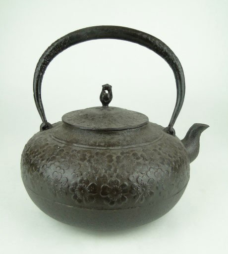 19C HAND HAMMERED BRONZE ORIENTAL TEA POT: 19C HAND HAMMERED BRONZE ORIENTAL TEA POT with hand Hammered floral Design Approximately 10 Inches in Diameter 5 Inches Plus Handle Very Good Condition Lid Sealed, SHIPPING U.S TO BE $40 PLUS INS