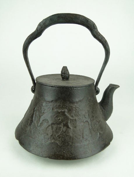 19TH CENTURY ORIENTAL BRONZE TEA POT : 19C ORIENTAL BRONZE TEA POT Standing 5 Inches Tall Plus Handle with Raised Characters' to Side Very Good condition Lid is Sealed, SHIPPING U.S. TO BE $40 PLUS NS