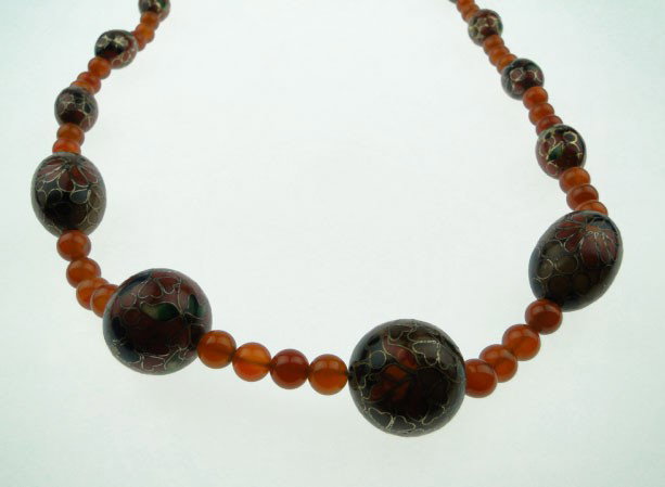 VINTAGE CHINESE CARNELIAN & CLOISONNÉ NECKLACE: VINTAGE CHINESE CARNELIAN & CLOISONNÉ NECKLACE with 16 Graduated Cloisonné Beads and 64 Carnelian 4mm Beads Approximately 28 inches Long Excellent Condition, SHIPPING U.S. TO BE $20 PLUS INS