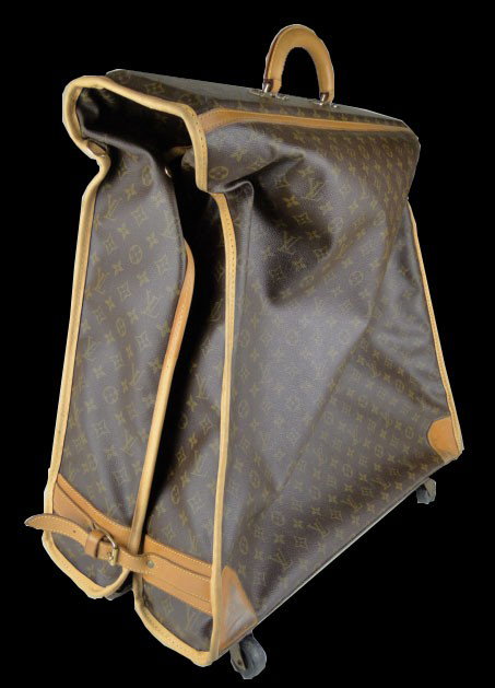 LARGE LOUIS VUITTON SUIT CARRIER LUGGAGE SUITCASE: LARGE LOUIS VUITTON SUIT CARRIER LUGGAGE SUITCASE Measures in Folded Condition 23 Inches Wide 25 Inches Tall Some Scuffing and Rubbing Otherwise Good Condition Original Price Approximately $3000, WE W