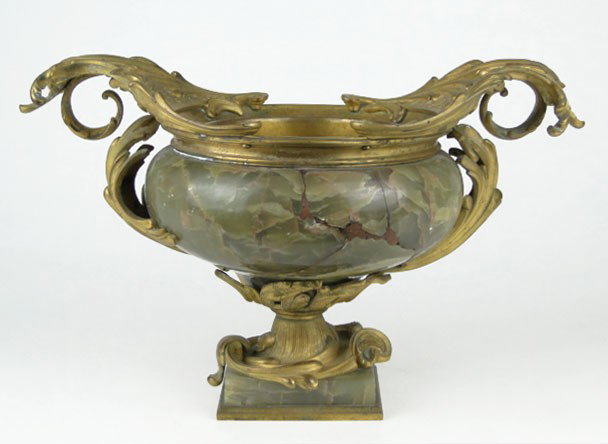 ANTIQUE DORE BRONZE & ONYX CENTERPIECE: ANTIQUE DORE BRONZE & ONYX CENTERPIECE Probably French Measures Approximately 14 Inches Wide 8-1/2 Inches Tall some Losses to the Onyx otherwise Good Condition, WE WILL NOT SHIP THIS ITEM, CAN REFER L