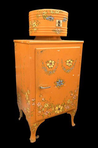 GENERAL ELECTRIC 1927-1935 MONITOR TOP ORANGE REFR: GENERAL ELECTRIC 1927-1935 MONITOR TOP ORANGE REFRIGERATOR This is a General Electric monitor top refrigerator. Probably 1929 It Has been Hand Painted Orange with colorful Flowers. Works great. Door h