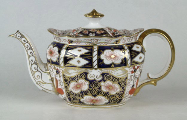 ANTIQUE ROYAL CROWN DERBY IMARI TEA POT: ANTIQUE ROYAL CROWN DERBY IMARI TEA POT Early 20th century 9" across, very good condition, signed to base, SHIPPING $35 PLUS INS