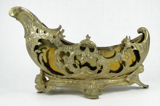 LARGE DORE BRONZE BOAT SHAPE PLANTER: LARGE DORE BRONZE BOAT SHAPE PLANTER Complete with Lining Measures Approximate 20 Inches Long 12-1/2 Inches Tall No Apparent Signatures Weight is Approximately 40 Lbs, WE WILL NOT SHIP THIS ITEM, CAN 