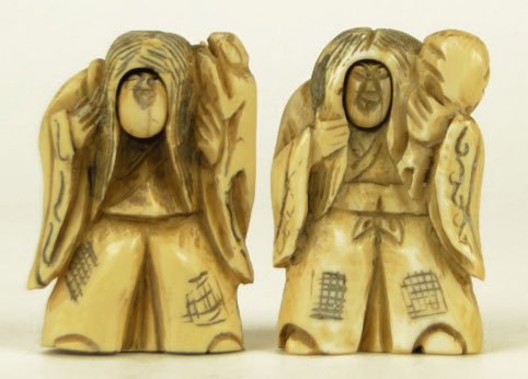 2 ANTIQUE IVORY CHINESE NETSUKES W REVOLVING FACES: 2 ANTIQUE IVORY CHINESE NETSUKES W REVOLVING FACES 2 Men one Holding a Lizard and the other Holding a Sac Both with Revolving Happy & Sad Faces, Both with Chop Marks Measures 2 Inches Tall Very Good C