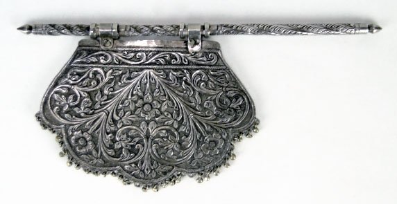ANTIQUE SILVER PRAYER FLAG Marked Silver: ANTIQUE SILVER PRAYER FLAG Marked Silver with ornate floral Design NOTE 2 Beads Missing otherwise good Condition Measures Approximately 11 Inches Long 5 Inches Wide with Ornate Weight Approx 7 Troy Ou