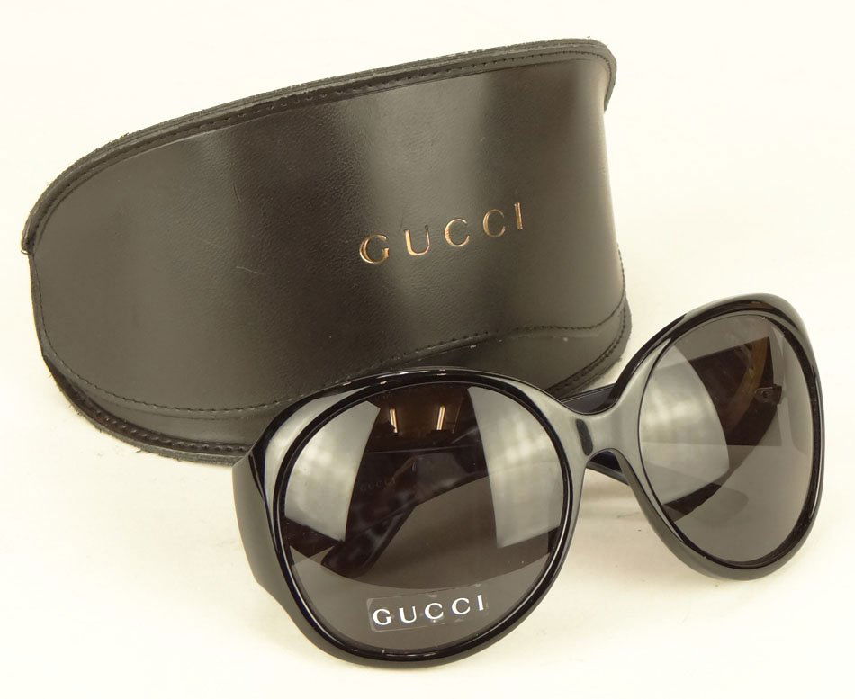 PAIR OF GUCCI SUNGLASSES: PAIR OF GUCCI SUNGLASSES NEW IN CASE black with white,SHIPPING $20 PLUS INS