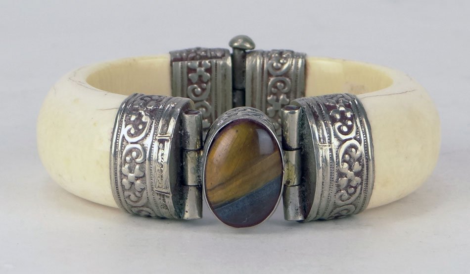 ANTIQUE CHINESE IVORY BRACELET WITH CATS EYE CENTE: ANTIQUE CHINESE IVORY BRACELET WITH CATS EYE CENTER silver mounts early 20th century, in very good condition Shipping $20 Plus Insurance