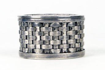 RARE TIFFANY MAKERS STERLING BAMBOO PATTERN PILL BOX: RARE TIFFANY MAKERS STERLING BAMBOO PATTERN PILL BOX Measures Approximately 2 Inches In Diameter. 3.5ozt. Extremity Rare Pattern WE WILL SHIP THIS ITEM FOR $20 PLUS INSURANCE