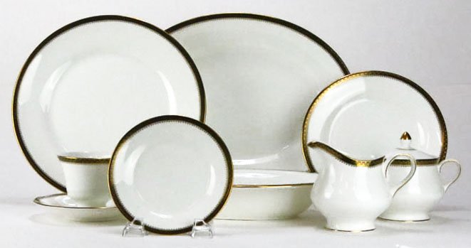 WEDGWOOD BONE CHINA SERVICE OF EIGHT: WEDGWOOD BONE CHINA SERVICE OF EIGHT To Include Eight Dinner Plates Measuring 11" in Diameter, Eight Salad Plates Measuring 8" in Diameter, Eight Bread Plates Measuring 6" in Diameter, Eight Cups Meas