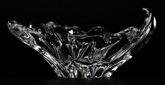 SIGNED DAUM FRANCE FREE FORM BOWL: SIGNED DAUM FRANCE FREE FORM BOWL Measures Approximately 6-1/2" in Diameter by 3" Tall. Signed to Base Daum France WE WILL SHIP THIS ITEM FOR $30 PLUS INSURANCE