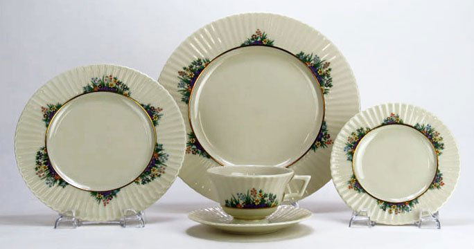 BEAUTIFUL ANTIQUE LENOX IVORY 30 PCS FINE CHINA ACCENTE: BEAUTIFUL ANTIQUE LENOX IVORY 30 PCS FINE CHINA ACCENTED WITH 24KT GOLD IN THE RUTLEDGE PATTERN Includes 6 dinner plate's: 10", 6 salad plate's: 8.5", 6 bread plate's: 6.25", 6 saucer's: 6"; capacity