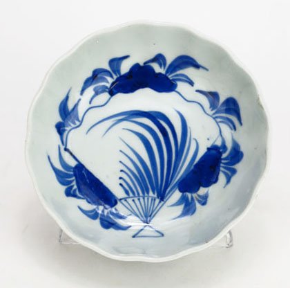 ANTIQUE CHINESE CANTON SCALLOPED BOWL: ANTIQUE CHINESE CANTON SCALLOPED BOWL Measures approx 5.75" diameter with floral design, scallop edge unmarked to base. We will not ship this lot but we can recommend one of our local shippers.