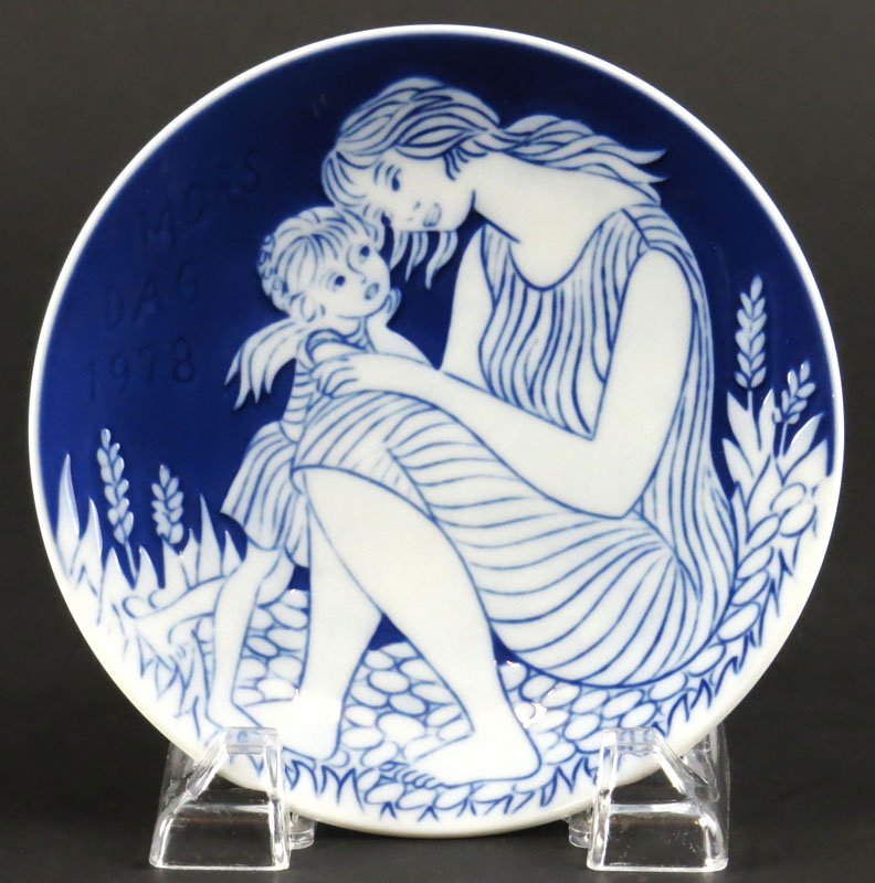 Vintage 1978 Royal Copenhagen Denmark Mothers Day Mors: Vintage 1978 Royal Copenhagen Denmark Mothers Day Mors Dag Blue and White Porcelain Collectors Plate. Good Condition. Measures 6 Inches Diameter. Shipping $20.00
