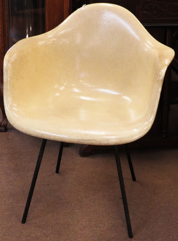 Knoll Style Chair. Unsigned. Good Condition,: Knoll Style Chair. Unsigned. Good Condition, Scratching, Dirty. Measures 31 Inches by 25 Inches. We Will Not Ship This Item In-House Due to Its Size, But Would be Happy to Recommend a List of Gallery 