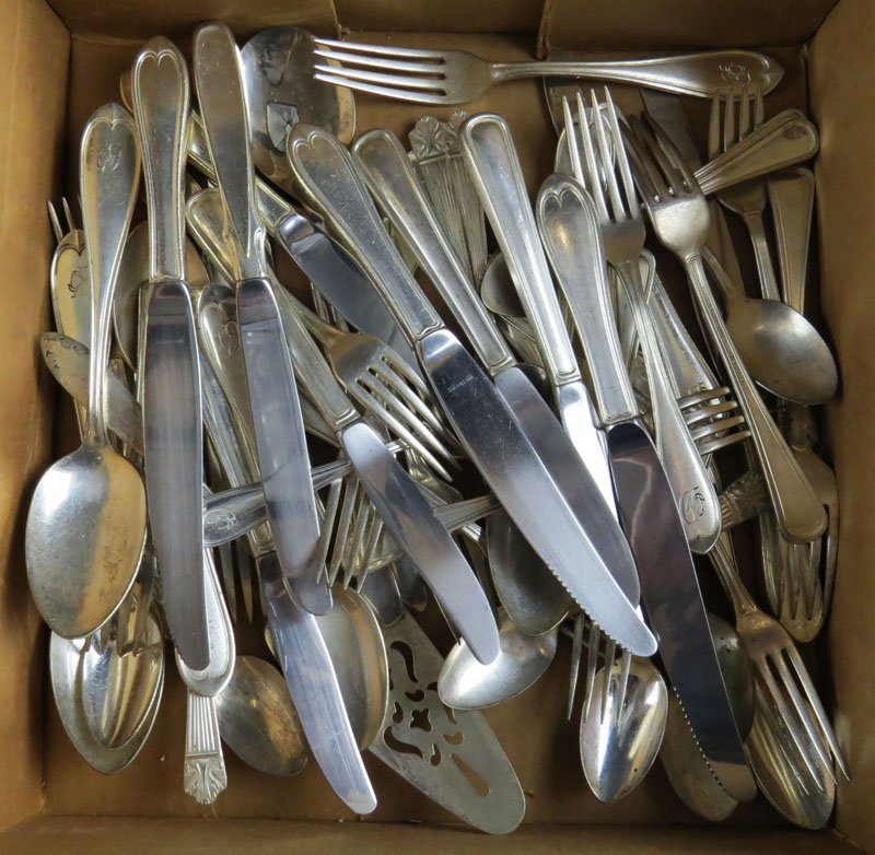 Miscellaneous Silverplate Dinnerware Cleanup Lot.: Miscellaneous Silverplate Dinnerware Cleanup Lot. Shipping $35.00