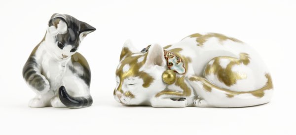 Vintage Japanese Imari Style Porcelain Resting Cat (1 of 1)