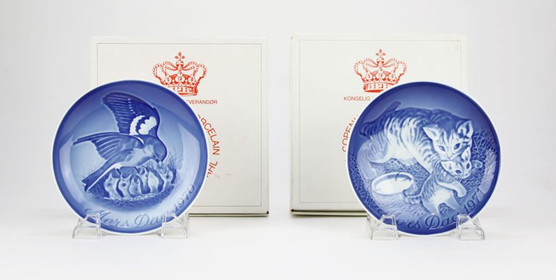 Vintage 1970 and 1971 Bing and Grondahl Copenhagen: Vintage 1970 and 1971 Bing and Grondahl Copenhagen Porcelain Denmark Mothers Day Mors Dag Blue and White Collectors Plates in Original Boxes. Good Condition. Shipping $20.00