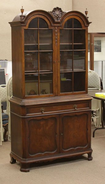 Antique Mahogany 2 Door Display Cabinet. Key Included. (1 of 1)