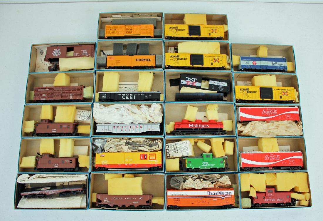 Group of 22 HO Athearn Cars & Tankers (1 of 6)
