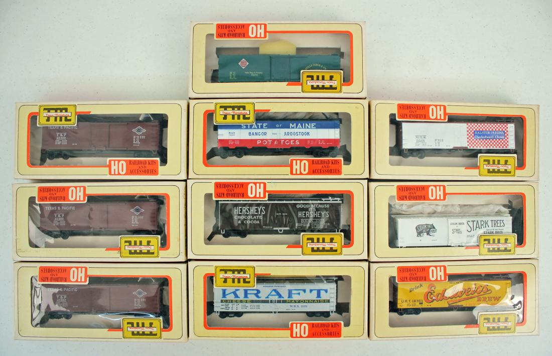 Group of 10 HO Train-Miniature Cars (1 of 6)