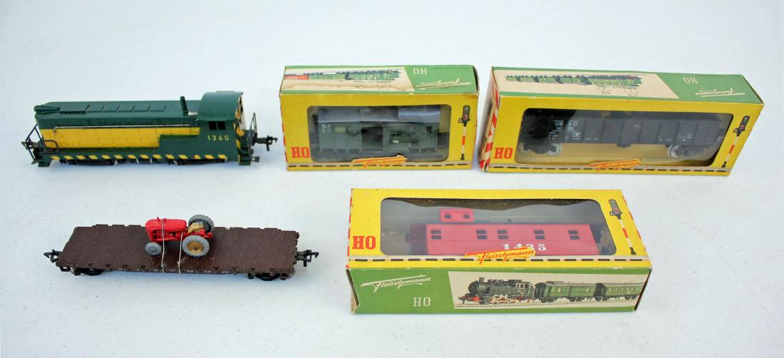 Group of 5 HO Fleischmann Engines Box Cars Etc (1 of 7)